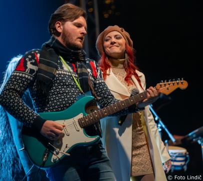 Temperamentna Tanja Žagar je razgrela kamniško publiko za najdaljšo noč v letu in silvestrovanje v centru Pravljičnega Kamnika (13)